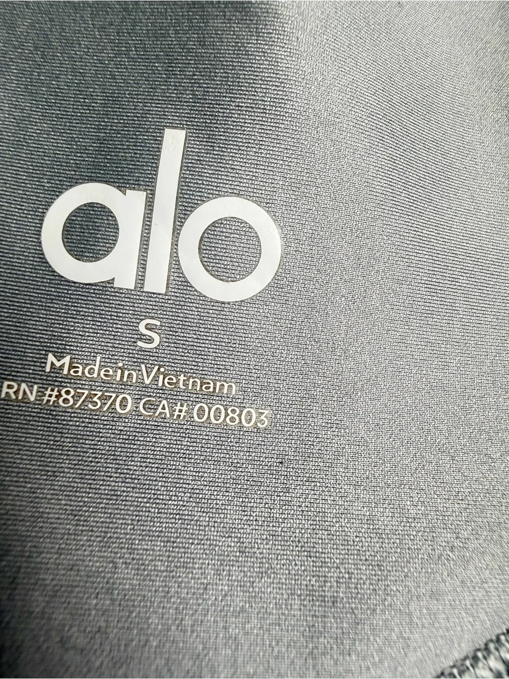 Alo High-Rise compression Biker Shorts in light gray xs